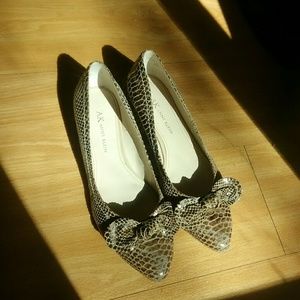 Anne Klein pointed bow flats